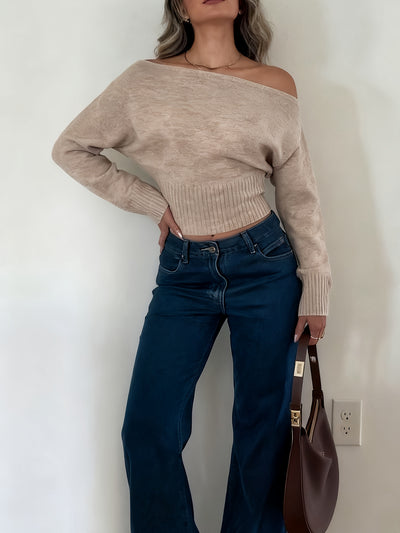 KLARA™ | Elegancki sweter z odkrytym ramieniem i delikatnym taliowaniem