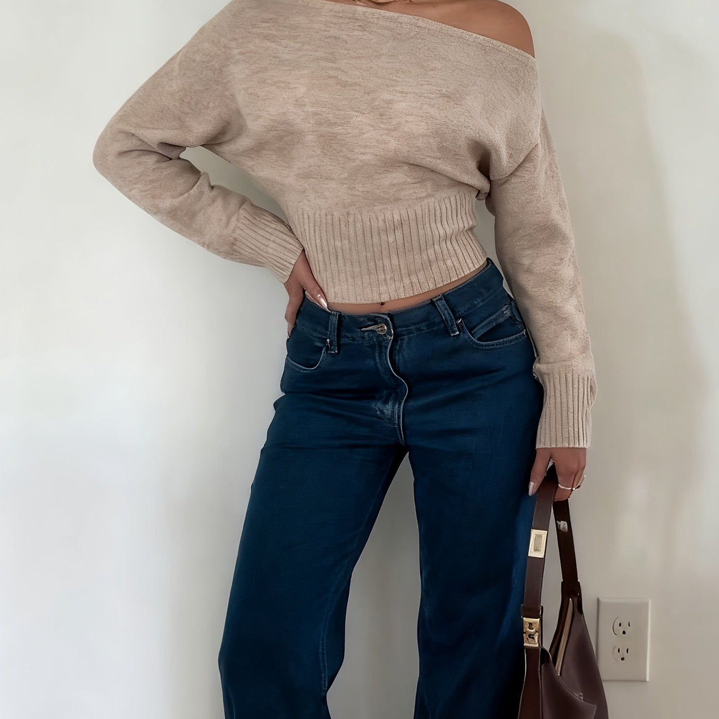 KLARA™ | Elegancki sweter z odkrytym ramieniem i delikatnym taliowaniem