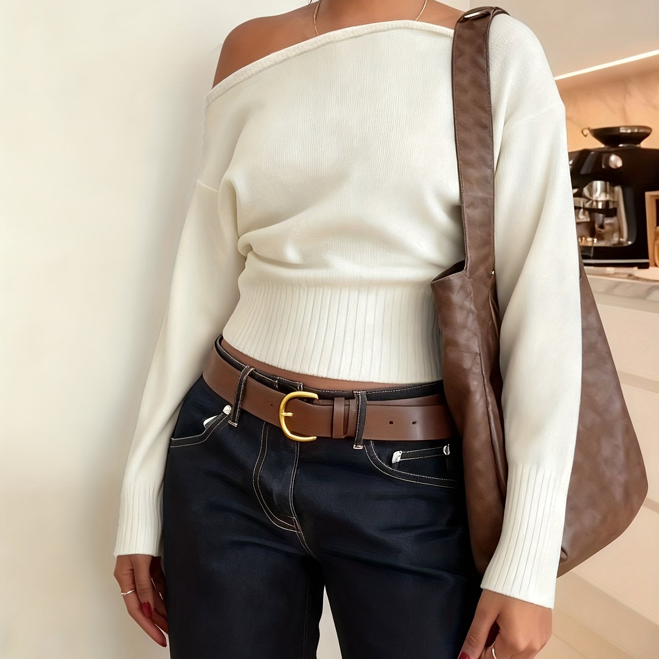 KLARA™ | Elegancki sweter z odkrytym ramieniem i delikatnym taliowaniem