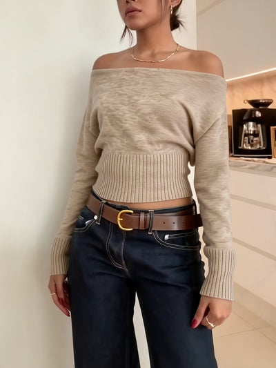 KLARA™ | Elegancki sweter z odkrytym ramieniem i delikatnym taliowaniem