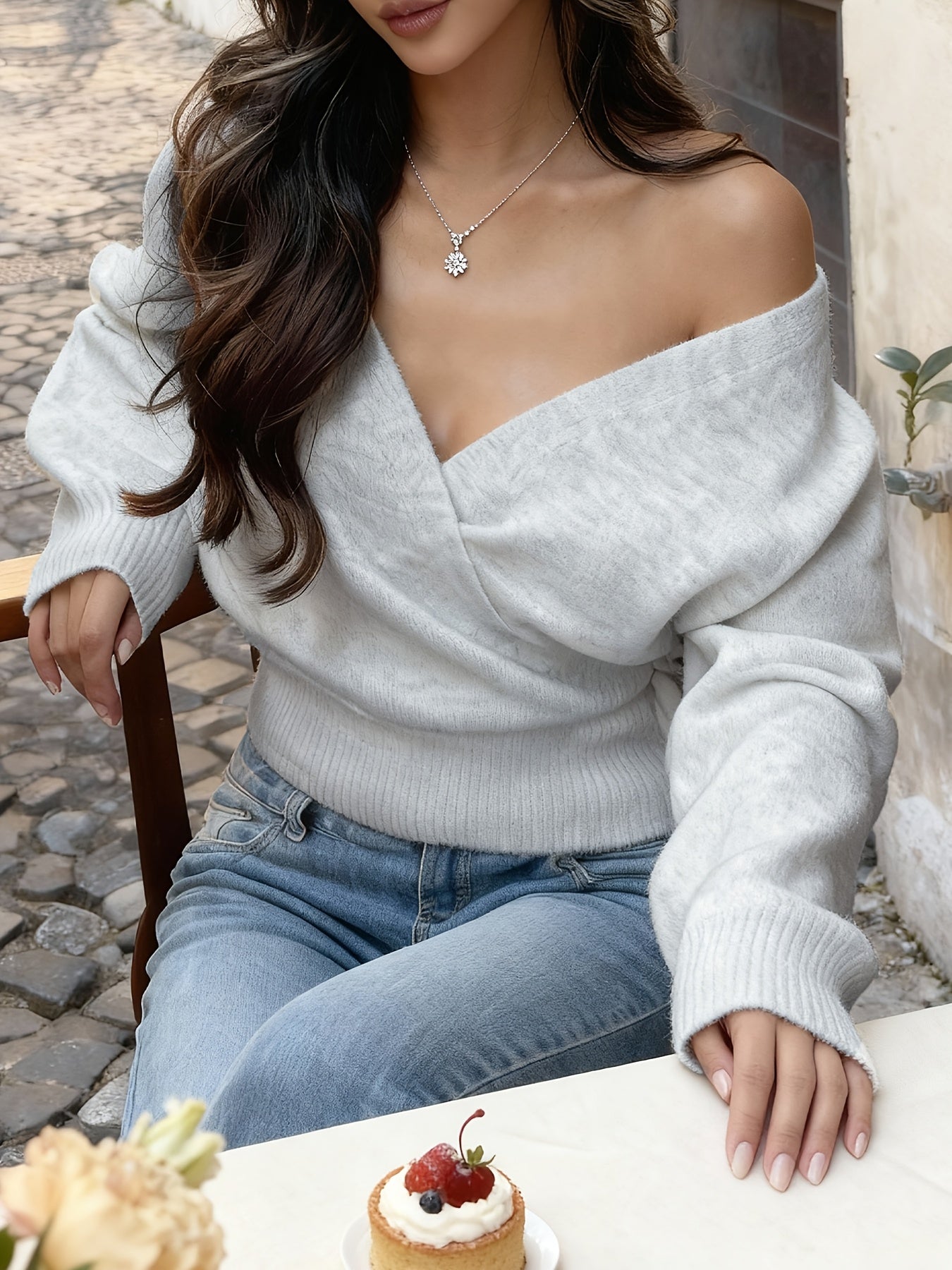 LAURA™ | Asymetryczny sweter z dekoltem V i krótkim fasonem