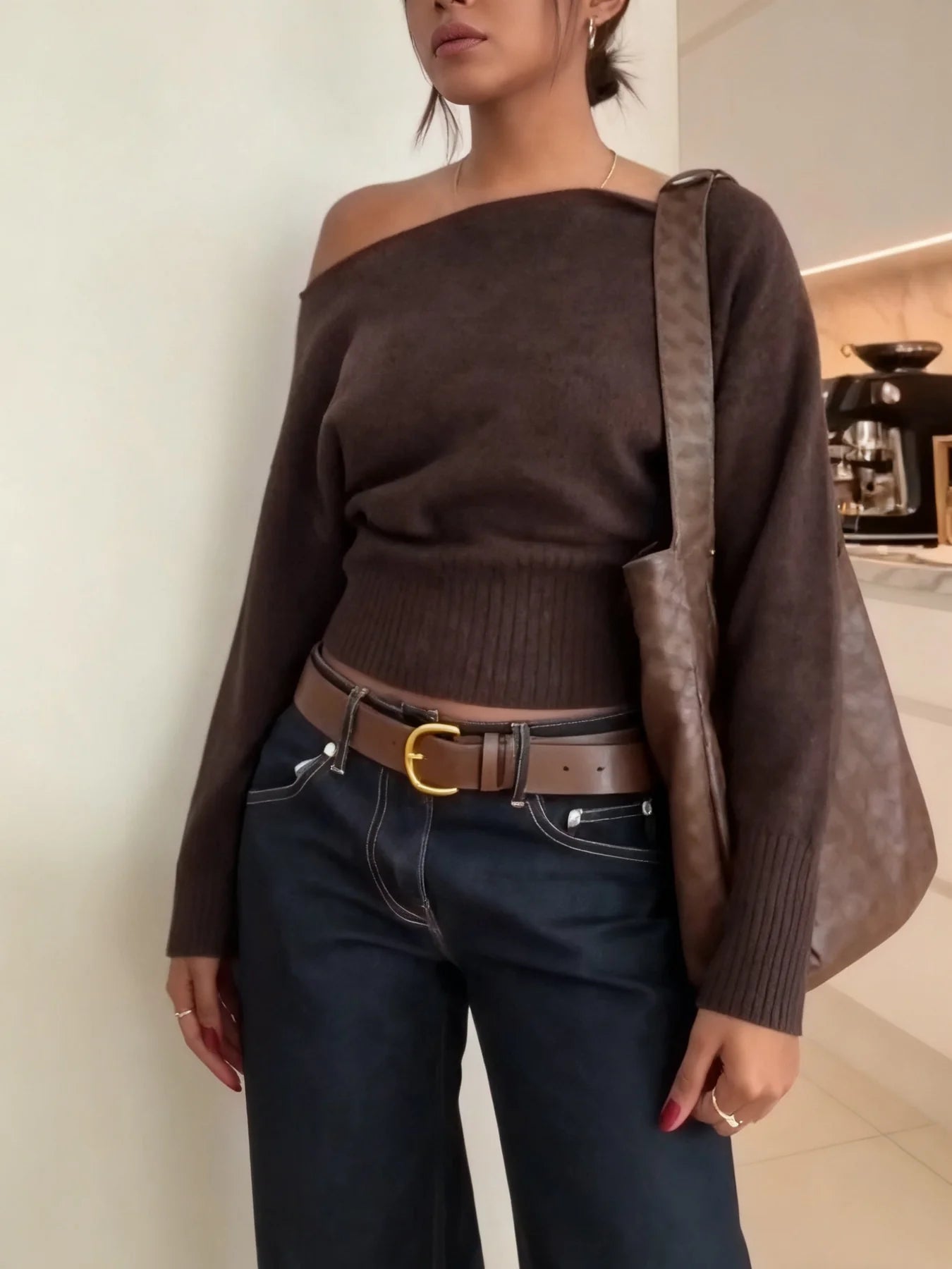 KLARA™ | Elegancki sweter z odkrytym ramieniem i delikatnym taliowaniem